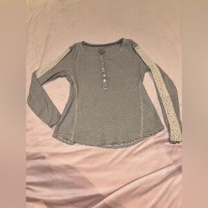 Sonoma petite medium stripped button up long sleeve with details on sleeve